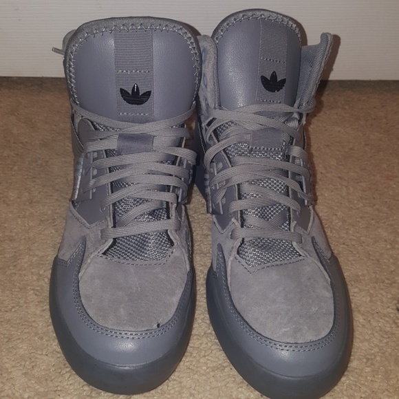Size 5 Boys Adidas - Picture 1 of 5